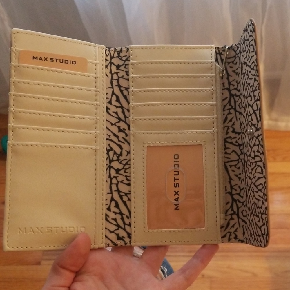 Max Studio Wallet - Picture 3 of 4